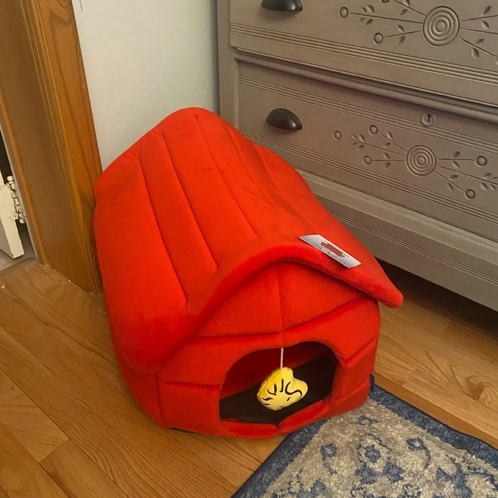 NWT PEANUTS PET HUT
